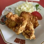 福来軒 - 唐揚げ小400円(税込み)。大ぶりな唐揚げ3個にキャベツとトマトが付いてくる。塩胡椒でいただく。パリパリでアツアツ。昔ながらの手法で作られていて美味しい。