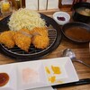 とんかつ かつまる - ヒレカツ定食(税込1,100円)
①ヒレカツ【3個】、千切り甘藍添え②カレー【小盛】③白ご飯④お味噌汁⑤お漬け物(胡瓜柴漬け)
薬味:とんかつソース、ヒマラヤピンクソルト、芥子
