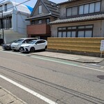 うなぎく - 斜向かいの駐車場