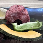 焼肉家けんちゃん - 厚切り牛生トロタンステーキ \1498