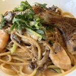 トミズダイナー - ズワイガニのトマトクリームパスタ