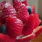 レ・ボ・プロヴァンス - 撮影中,既にtopのオレオやホイップで型どられた苺は主人に食べられてしまってました( ´-ω-)