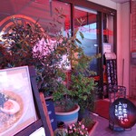 祭麺堂 - 開店まで外のベンチで待つ