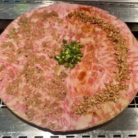 横浜焼肉kintan - サーロインユッケのハーフアンドハーフ