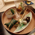 くらげ雷和え、はもの冷しゃぶジュレ、渡蟹と加茂茄子の煮、
          鯵の笹巻寿司、蛸軟煮と京落小芋