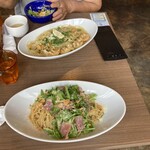 トラットリア・バンビーナ - 手前､生ハムとルッコラのペペロンチーノ奥､えびジェノパスタ