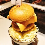 月島もんじゃ こぼれや 浅草 - 山形牛バーガー ～山形牛のパテにバンズをのせた見た目もお洒落なバーガー風～