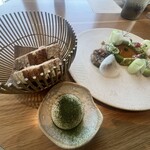 SMAAK - ジャンフランソワさんの特注のパン、ハーブがかかったホイップバター