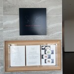 SMAAK - こちらまではエレベーターホールを出て右側へぐるっとほぼ一周近く行くと到着できる