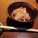 鳥茂 - お通し　ガツと玉ねぎのぽん酢あえ