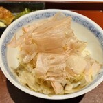 馳走 啐啄一十  - 【写真⑱】鰹節掛け新牛蒡と椎茸(天恵菇、徳島県)ご飯