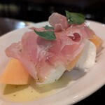トラットリア・フランチェスカ - 北海道白糠産手作りモッツァレラとメロンと生ハム添え
