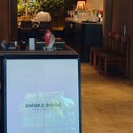 SMOKE DOOR - お店の入口