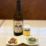 お魚処 うおとも - ・アサヒスーパードライ（中瓶）　¥660
      ・お通し　¥165⁈
      めかぶ＆味染みの良いしっかり食感の煮魚
      高級版“ツナピコ”のような味わい
      （私は相変わらずハンドルキーパーです）