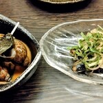 和食処 大ばん - お通しは、バイ貝とイワシの梅煮