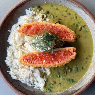 サーモンレアカツグリーンカレー