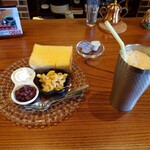 cafe いのうえ - ●アイスコーヒー　600円

●モーニングサービスセット　＋100円
（①小倉あん＋ホイップクリーム）

合計　700円　を注文してみた