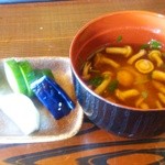 京亭 - 香の物、なめこ味噌汁