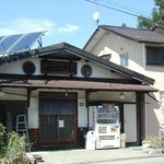 Miyagawa - 入口の張り紙には、水曜から日曜の昼に営業と。