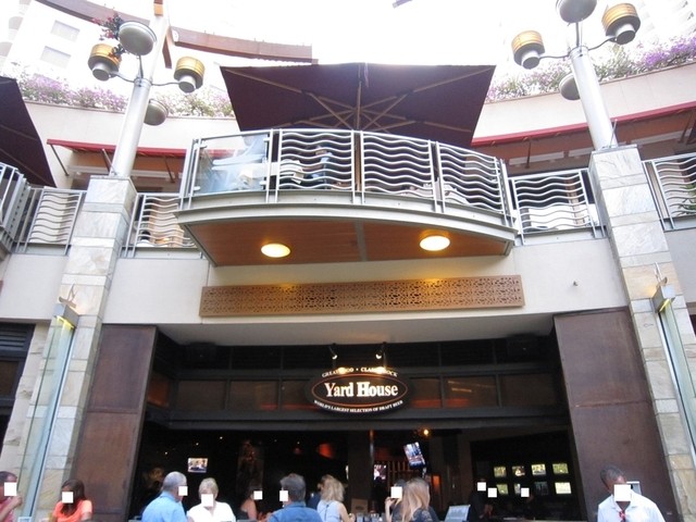 外観写真 : Yard House Waikiki - Waikiki Beach Walk （ヤード ハウス） - ワイキキ/アメリカ料理 ...
