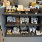 oimo cafe imomi - 入り口にある売店