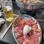 塩ホルモン 栗の木 - 牛カルビ！　もちろん生ビール！