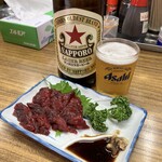 立呑み処 入部酒店 - 赤星大瓶とミンク鯨の赤身