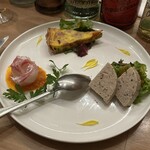 306685457 - 前菜プレート3種(本日のキッシュ、黒トリュフと地鶏のテリーヌ、カルパッチョかマリネか忘れた…)