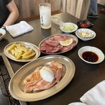 塩ホルモン 栗の木 - 牛タン　トントロ　カットポテト　にんにくホイル焼き