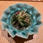 東山 吉寿 - 北海道産ナガスクジラ　水菜と三つ葉ではりはり仕立て　穏やかな出汁を合わせて