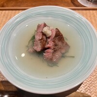 東山 吉寿 - 牛タン炭焼き　ブラックペッパー生姜　天然蜆出汁　おかひじき
