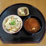 うーやん亭 坂井豆腐店 - 炊き込みご飯と赤だしと漬物