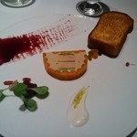 レストラン タテル ヨシノ 銀座 - 人参をまとったフォアグラの
          フォンダン ソースポルト