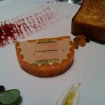 レストラン タテル ヨシノ 銀座 - 人参をまとったフォアグラの
          フォンダン ソースポルト