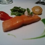 レストラン タテル ヨシノ 銀座 - 軽くスモークしたサーモンミキュイ  ステラマリス風(スペシャリテ)
      