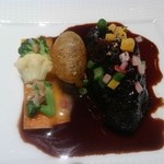 レストラン タテル ヨシノ 銀座 - 牛ほほ肉の赤ワイン煮込み 彩鮮やかなお野菜とともに
      