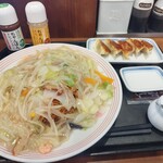 リンガーハット - 野菜たっぷり皿うどん1020円、餃子5個300円