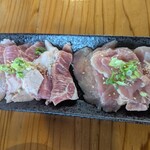 かいほるもん - 左が特上ホルモン、右が若鳥もも