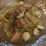 スパイスアンドチキン ハニカム - 桃の冷製パスタ。季節限定。