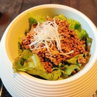熟成焼肉えいき - 牛そぼろのせサラダ