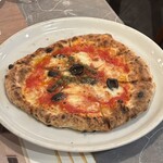 クオ　ヴァディス - オリーブ、アンチョビ、ケーパー、チーズのナポレターナ