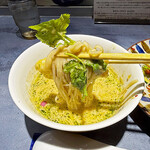 うずとかみなり - アジアンテイストに溢れるスープにはパクチー（コリアンダー）がメチャメチャ合います