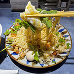 うずとかみなり - 店主の大西さんの「卵も全部良く混ぜて、まずは麺だけで食べて見て下さい」と言う言葉に従って、良く混ぜます