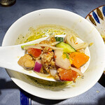 うずとかみなり - 麺の皿に載っているガパオや野菜