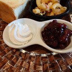 cafe いのうえ - 自家製らしき小倉あんと
ホイップクリームが合わさると