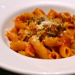 Balcony by 6th - 豚ラグーと茄子のアラビアータ リガトーニ＠税込1,800円 │ 別途サービス料10%