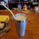 cafe いのうえ - ペーパードリップした後で
氷入りのシェイカーに投入
振って冷やしてからの提供だった

何だかこだわり感があるなあ❗️