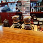 cafe いのうえ - ◯アイスコーヒー
丁度、お婆ちゃんの店主さんがペーパードリップで
2杯分の珈琲を別容器で1杯ずつ珈琲を抽出されていた

片方はホットコーヒーで提供されたけれど
このおっさんのアイスコーヒーは
