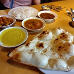 アジャンタ - カレーセット（1,750円）ライスはおかわり自由、ナンは250円。