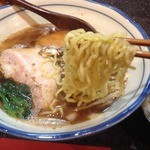 烈志笑魚油 麺香房 三く - かけラーメン（800円）麺リフト